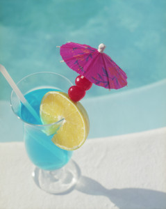 Looking for a healthier, less sugary summer cocktail to sip poolside? We've got you covered!