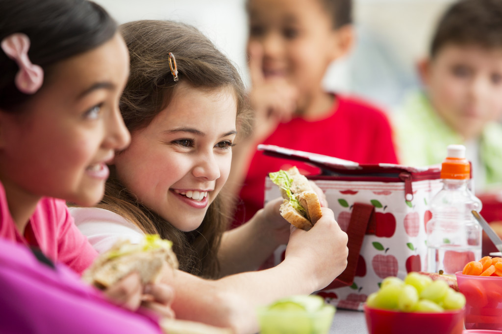 They have lunch at school. Kids eating at School.